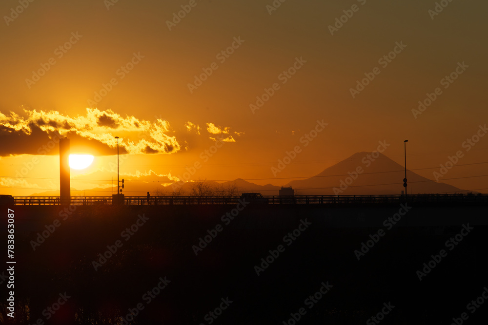 千葉から見る夕刻の富士山景色(シルエット)