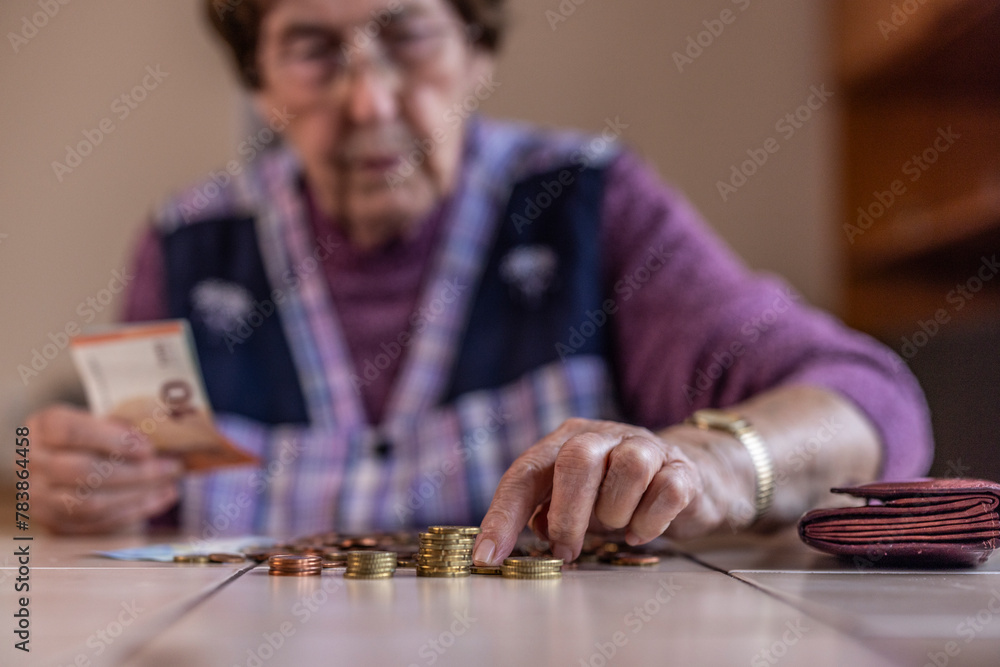 Seniorin zählt Geld Seniorin zählt Geld