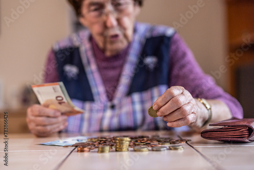 Seniorin zählt Geld photo