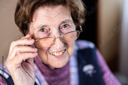 authentisches Portrait einer 90 jährigen Seniorin zuhause im Wohnzimmer