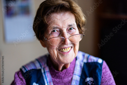 authentisches Portrait einer 90 jährigen Seniorin zuhause im Wohnzimmer