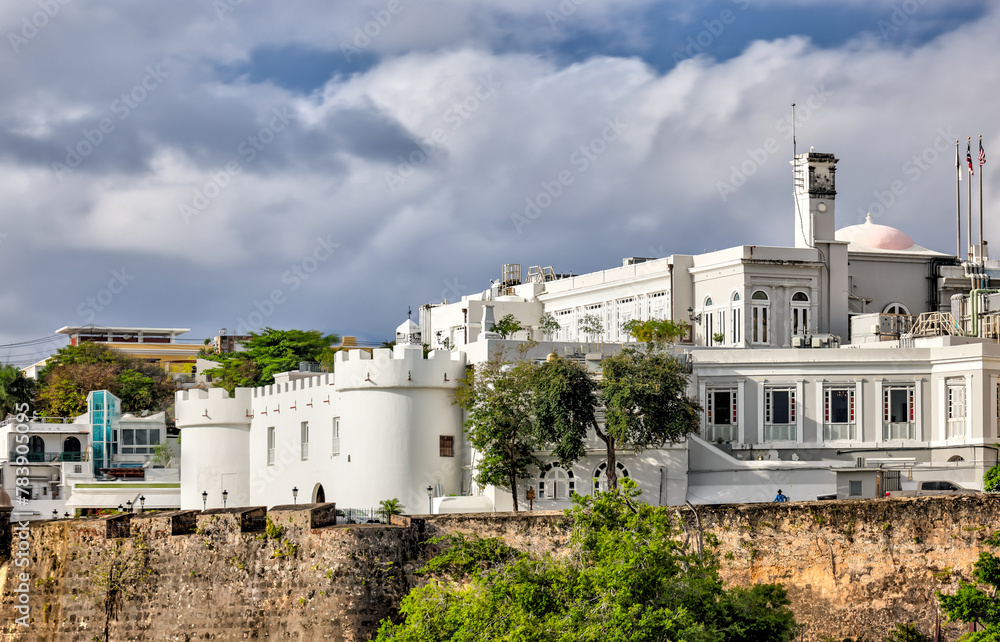 Obraz premium San Juan, Puerto Rico - March 26, 2024: La Fortaleza, a monumental fortification incorporating residence of the island's governor, dating from 16th-century in the old town of San Juan, Puerto Rico 