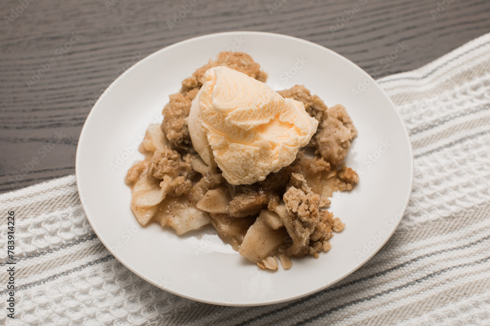 Apple Crisp with Oats and Vanilla Ice Cream Apple Crisp with Oats and Vanilla Ice Cream