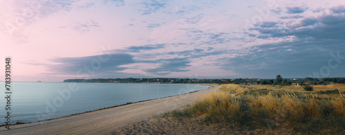 Zachód słońca na plaży Gdynia Babie Doły z widokiem na: morze bałtyckie, plaża, falochron i torpedownia