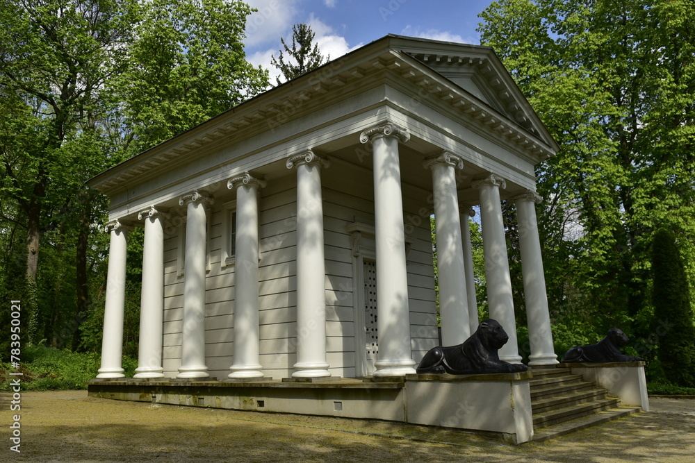 Obraz premium Świątynia Sybilli, Łazienki Królewskie, Warszawa, zabytek, zabytkowy, park, ogród, zwiedzanie, relaks, podróż, antyczny, klasyczny, 