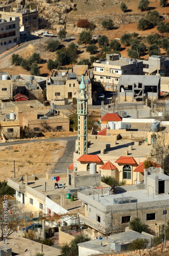 Minarete de mezquita musulmana en Ajlun, Jordania