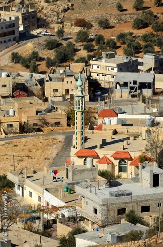 Minarete de mezquita musulmana en Ajlun, Jordania