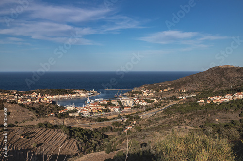 Port Vendres (Pyrénées orientales, Occitanie, France) - Vue générale du village et de son port en hiver