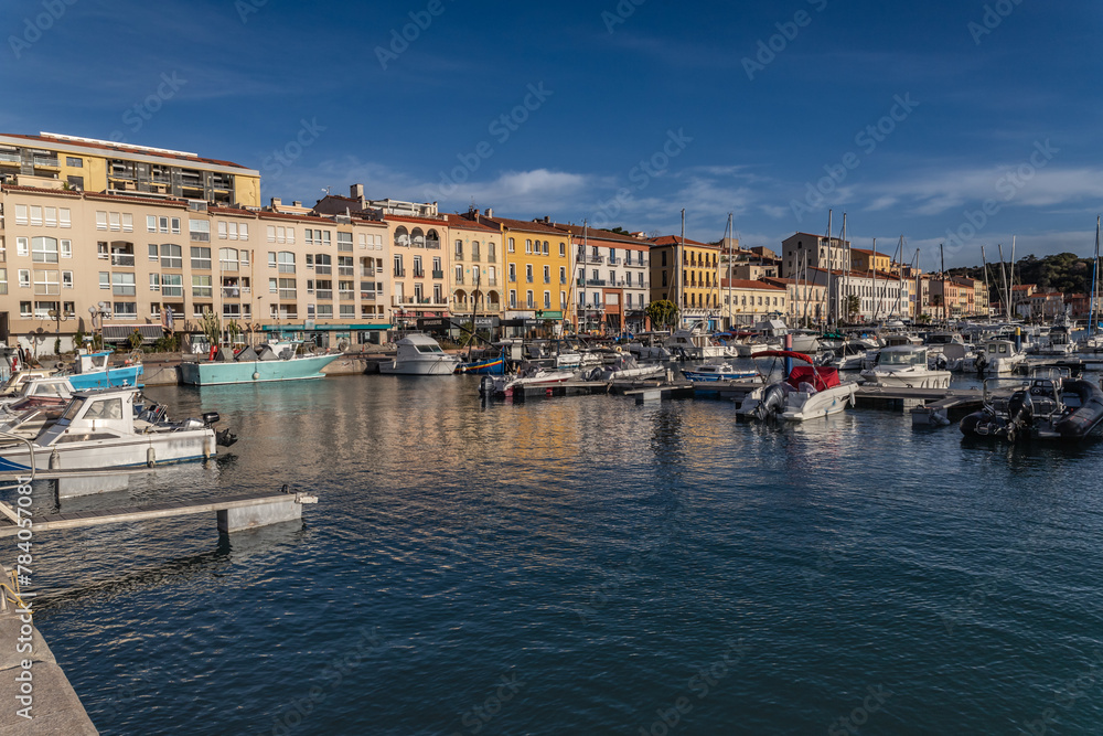 Port Vendres (Pyrénées orientales, Occitanie, France) - Vue générale du village et de son port en hiver