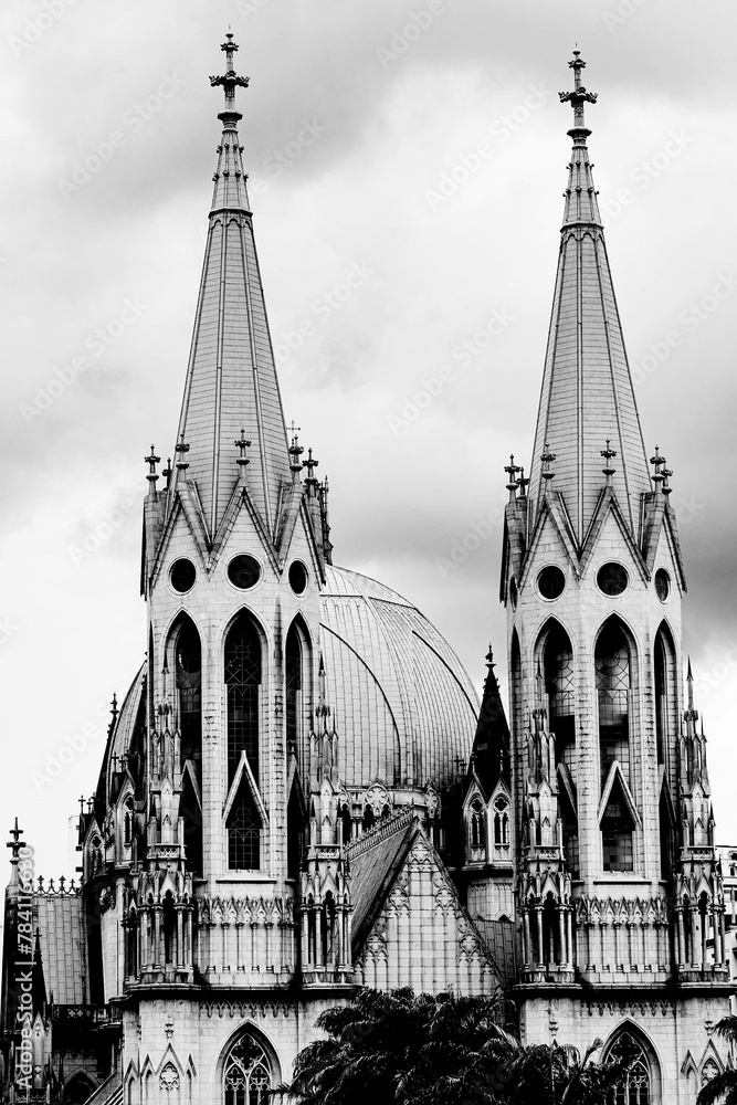 Igreja da Sé, catedral estilo gótico com duas torres e abóboda. 