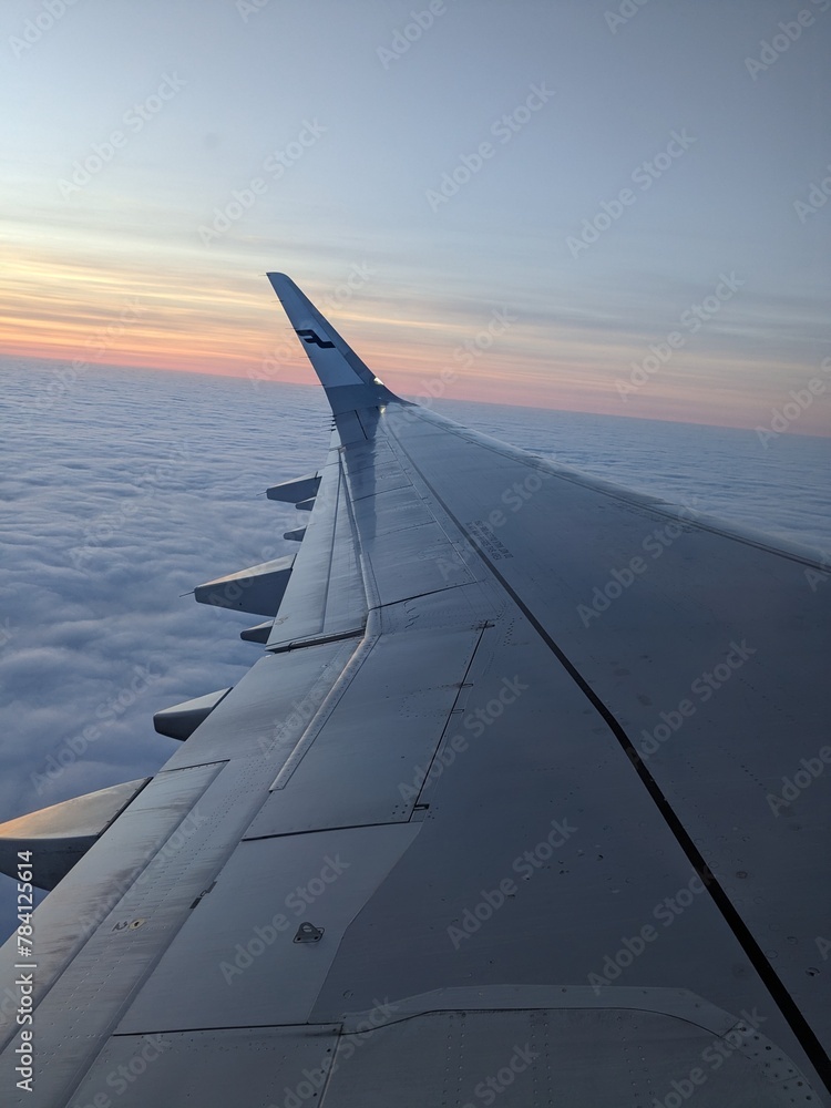 Amanecer en un vuelo aereo con el cielo lleno de nubes Amanecer en un vuelo aereo con el cielo lleno de nubes