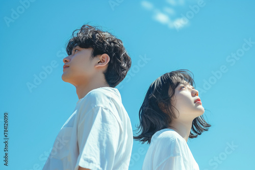 青空を見上げる男女