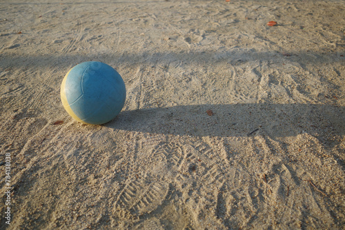 公園に残されたドッジボールが朝日を浴びている