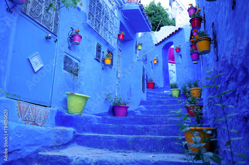 青い街並みの階段と鉢植え © KTK Creatives