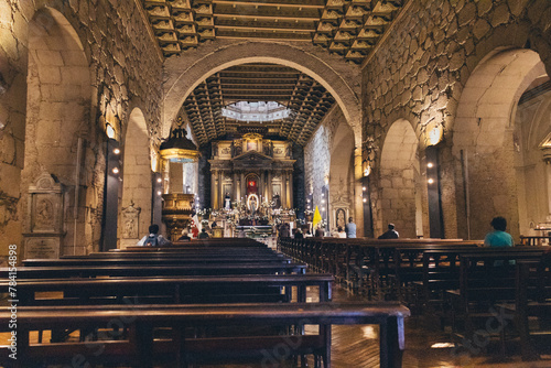 Interior da majestosa Igreja de San Francisco, em Santiago do Chile. Detalhes arquitetônicos e atmosfera serena capturados com beleza photo