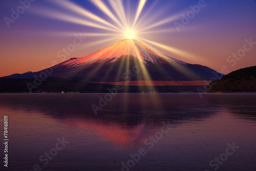 富士山頂に光放つ太陽光線