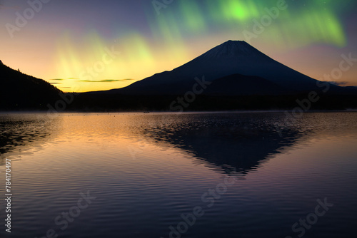 Wallpaper Mural 富士山にオーロラ合成 Torontodigital.ca