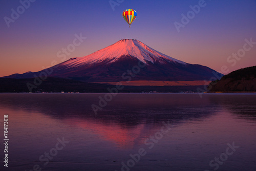 未明の富士山上空に漂うバルーン合成