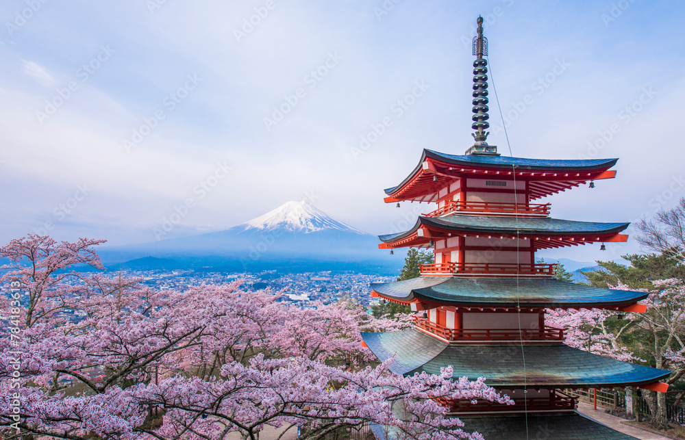 朝倉山浅間山公園の桜と富士山と五重塔。日本の山梨県の桜の名所。 朝倉山浅間山公園の桜と富士山と五重塔。日本の山梨県の桜の名所。