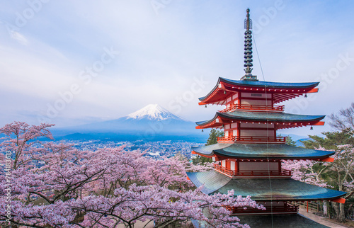 朝倉山浅間山公園の桜と富士山と五重塔。日本の山梨県の桜の名所。