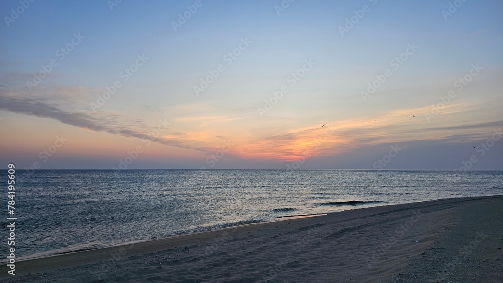 해가 뜨고 있는 동해바다의 하늘과 태양, 해변, 파도의 경치