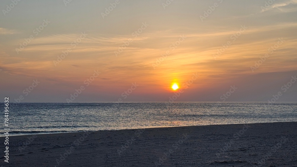 해가 뜨고 있는 동해바다의 하늘과 태양, 해변, 파도의 경치