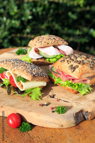 liebevoll belegte Brötchen im Garten photo