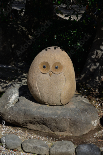 松戸神社境内、ふくろうの石像