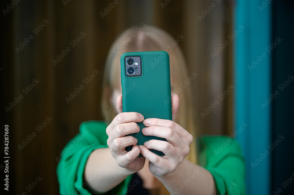 Dziewczyna robi sobie selfie telefonem - obrazy, fototapety, plakaty 