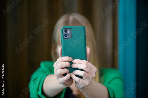 Dziewczyna robi sobie selfie telefonem