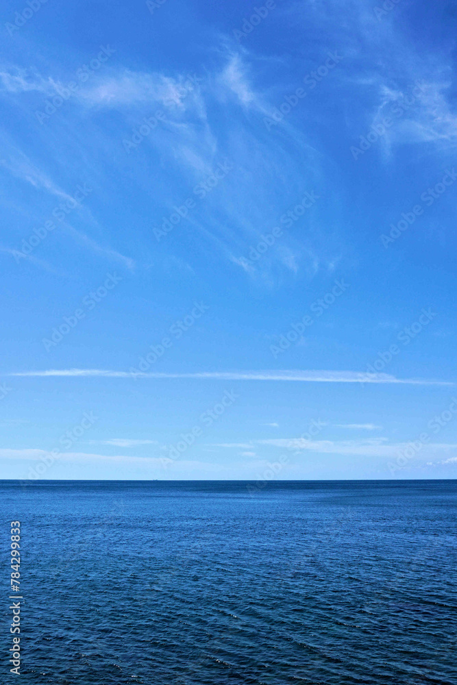 Obraz premium 青空と岩浜