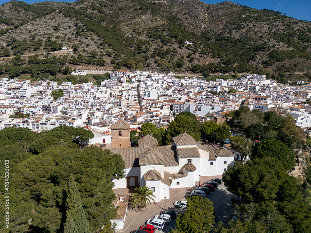 vista aérea del bonito pueblo mediterráneo de Mijas en la costa del sol de Málaga, España