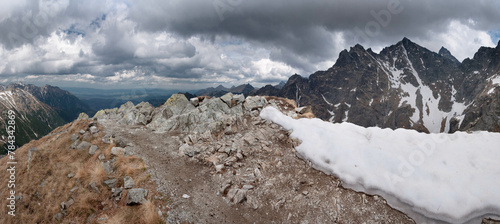 Kazalnica Mięguszowiecka krajobraz z otaczającymi szczytami. 