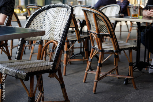 Chaises de bar dans un troquet 