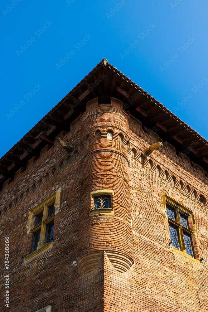 Angle du bâtiment en briques rouges de l'ancien collège universitaire Saint-Raymond datant du XVIe siècle, abritant aujourd’hui le musée d’archéologie de Toulouse