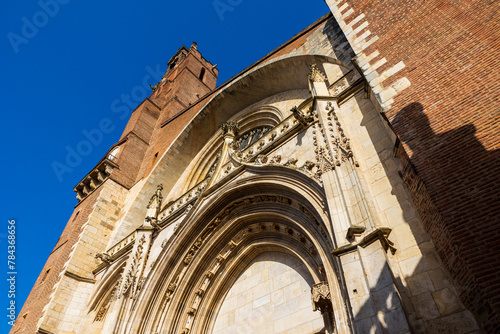 Façade en briques rouges et pierres calcaires de la Cathédrale Saint-Étienne à Toulouse