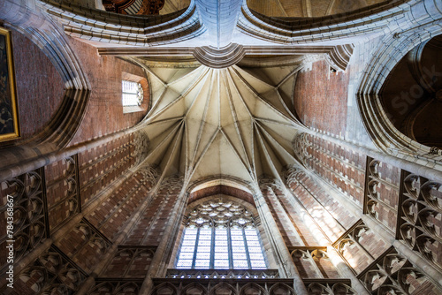 Plafond vue du dessous, en arcs brisés, de l’aille nord de de la Cathédrale Saint-Étienne à Toulouse photo