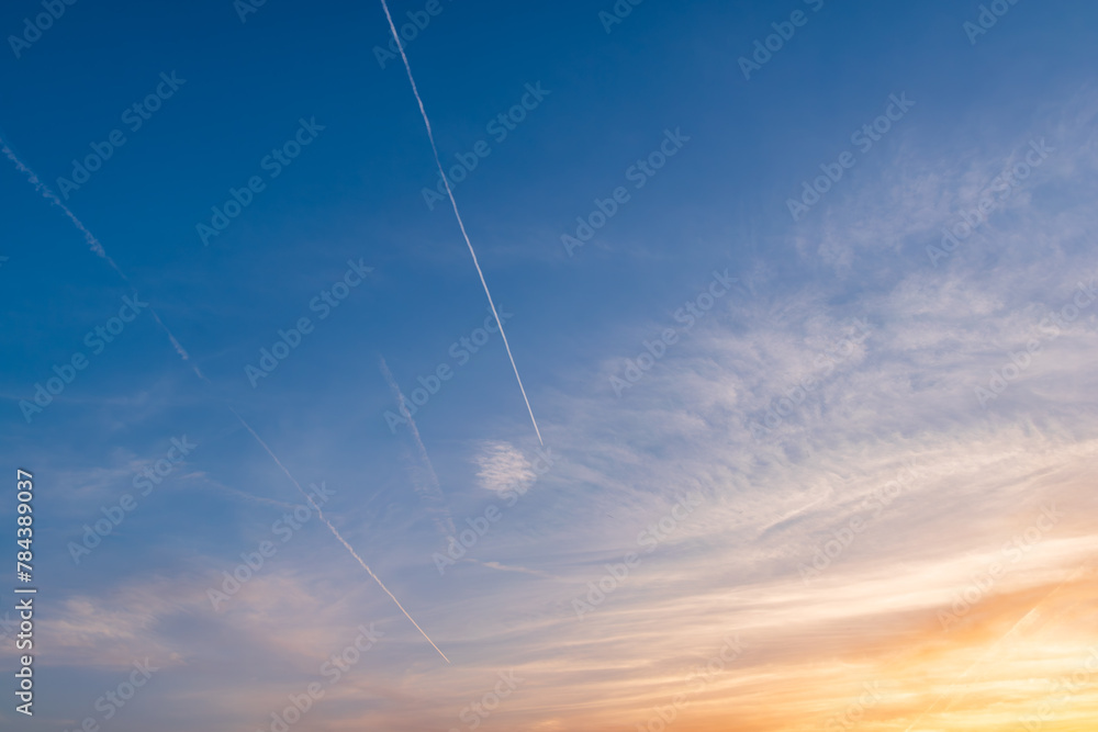 夕空と飛行機雲 夕空と飛行機雲