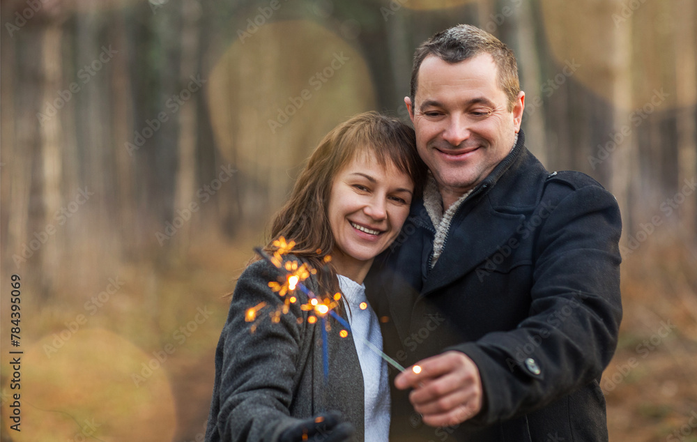 Fototapeta premium Happy couple hugging in winter park