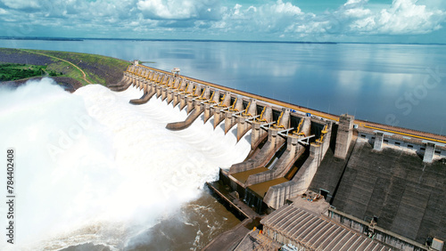 Barragem Hidrelétrica de Turucui, Pará Brasil, comportas abertas 