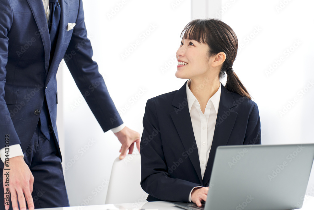 仕事の質問をするビジネスウーマン