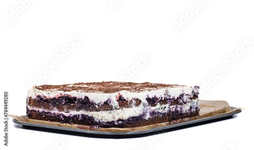 Pyszny tort warstwowy, biszkopt czekoladowy przełożony dżemem porzeczkowym i kremem z bitej smiet