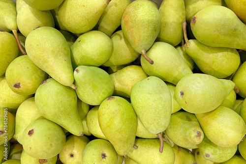 mucchio di pere al mercato, pile of pears at the market photo