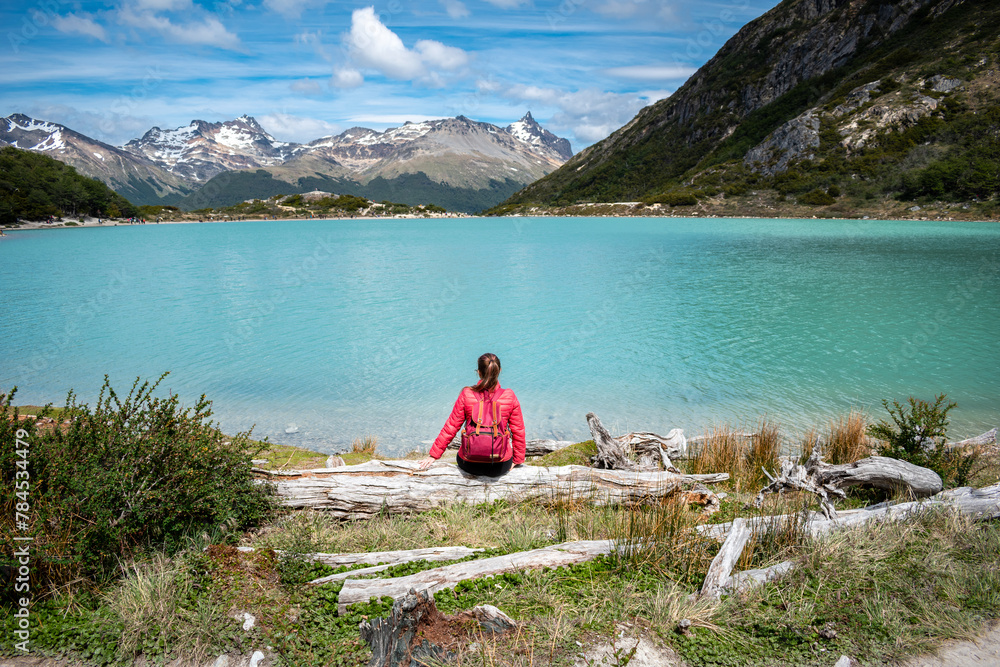 Mujer  disfrutando de las vistas de la Laguna Esmeralda, en Ushuaia, Patagonia Argentina	