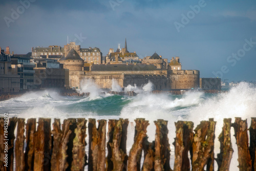 Tempête, vagues et grande marée sur la ville de Saint Malo en Bretagne, les fameux brise lames au premier plan