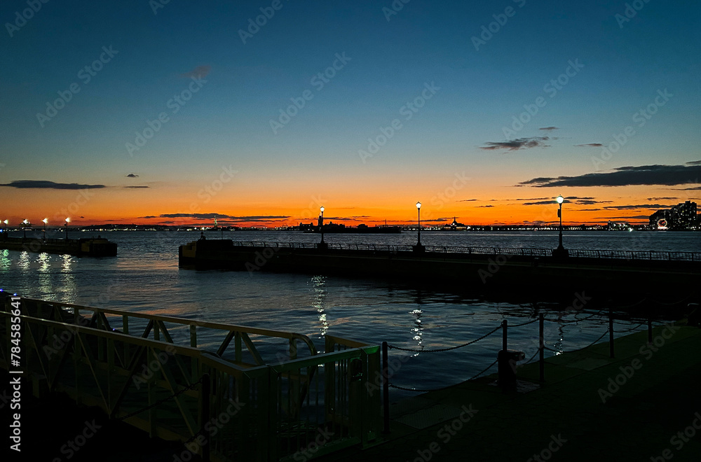 Obraz premium Sunset down by the bay. 