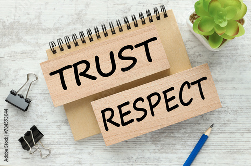 Foto craft notebook and wooden blocks. text TRUST respect