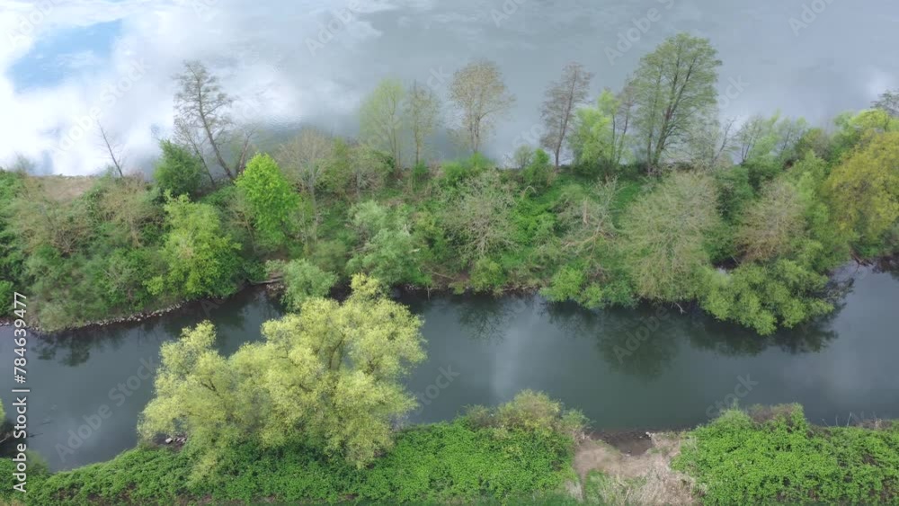 Drohne fliegt über grüne Insel mit Auwald im Fluss, Schöne Natur, Luftaufnahme Drohne fliegt über grüne Insel mit Auwald im Fluss, Schöne Natur, Luftaufnahme