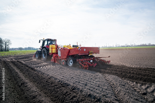 Anbau von Kartoffeln - Aussaat mit modernster Landtechnik.