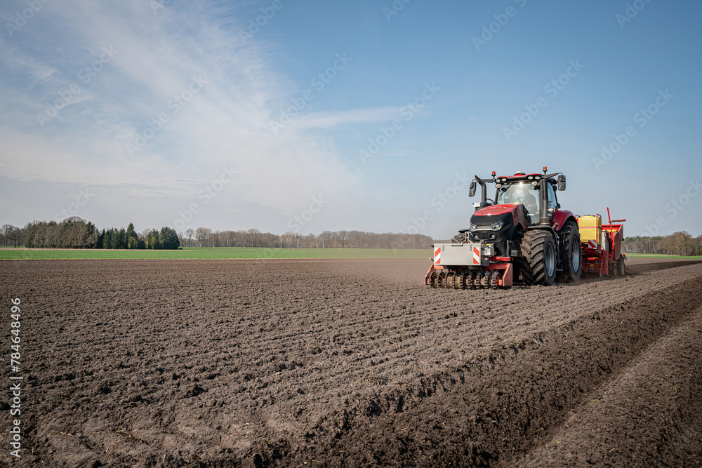 Fototapeta premium Anbau von Kartoffeln - Aussaat mit modernster Landtechnik.